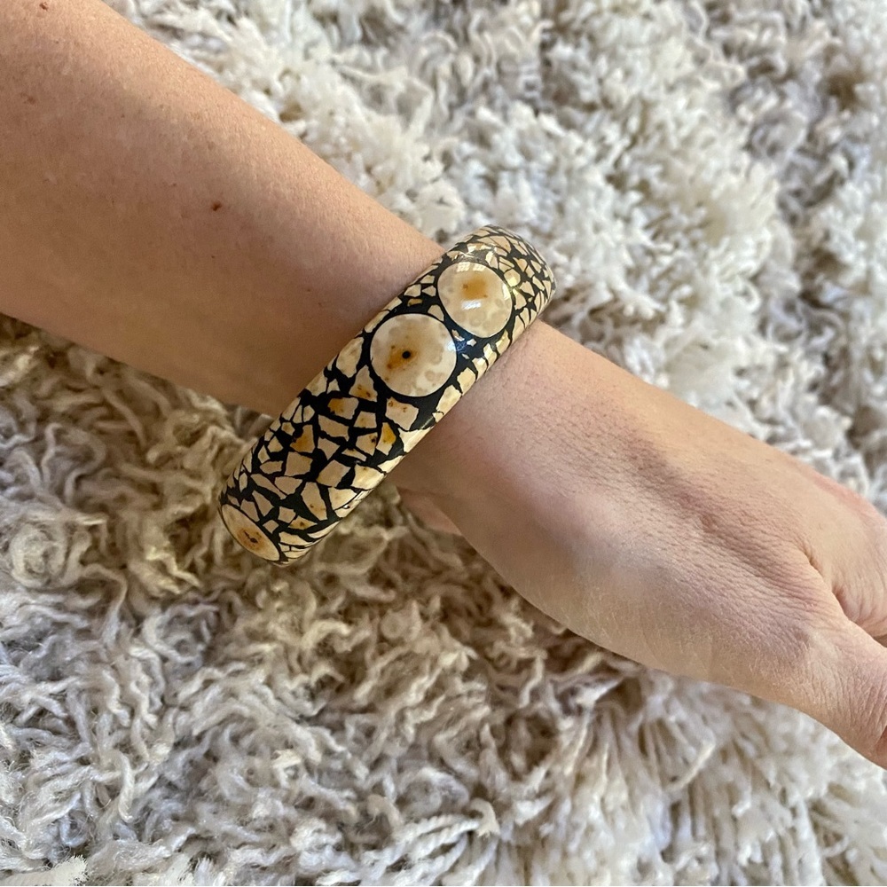 Vintage bangle bracelet crackled stone with gold brass inset design